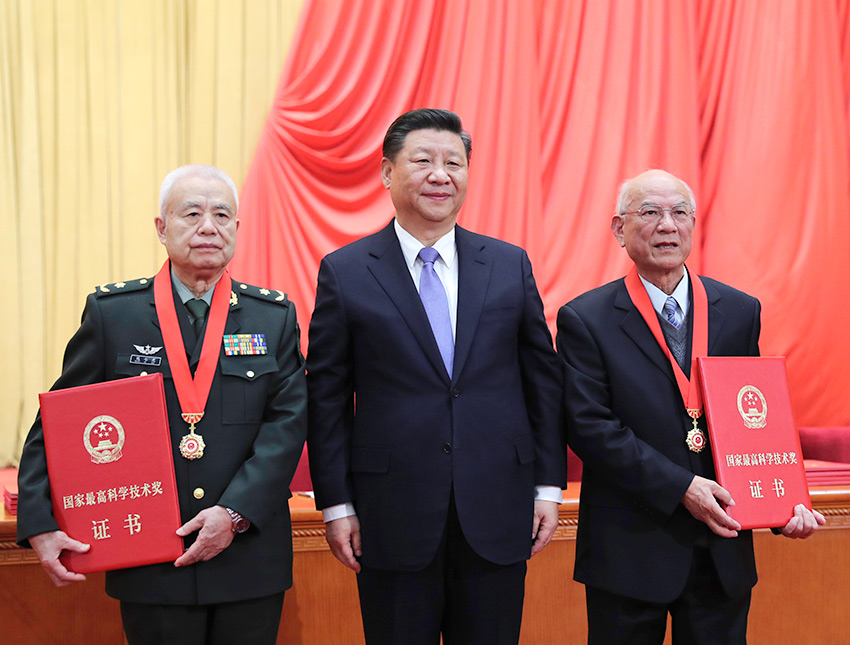 1月8日，2018年度國(guó)家科學(xué)技術(shù)獎(jiǎng)勵(lì)大會(huì)在北京人民大會(huì)堂隆重舉行。中共中央總書(shū)記、國(guó)家主席、中央軍委主席習(xí)近平向獲得2018年度國(guó)家最高科學(xué)技術(shù)獎(jiǎng)的哈爾濱工業(yè)大學(xué)劉永坦院士（右）和中國(guó)人民解放軍陸軍工程大學(xué)錢(qián)七虎院士（左）頒獎(jiǎng)。 新華社記者 謝環(huán)馳 攝