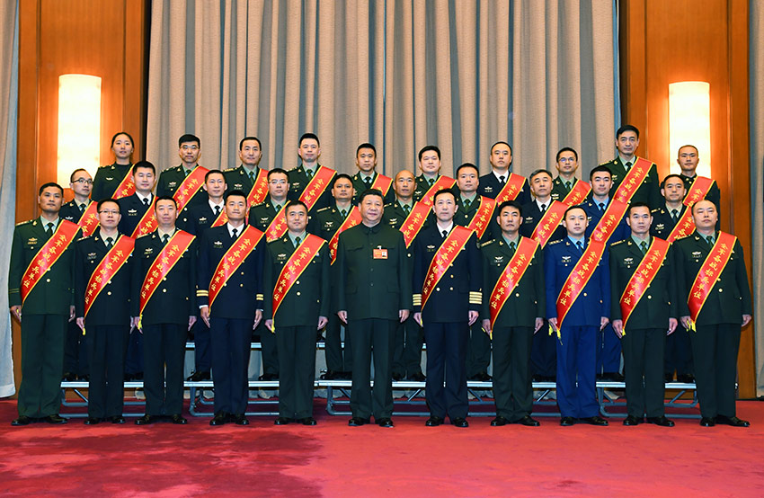 1月4日，中央軍委軍事工作會(huì)議在北京召開。中共中央總書記、國(guó)家主席、中央軍委主席習(xí)近平出席會(huì)議並發(fā)表重要講話。這是會(huì)前，習(xí)近平親切接見全軍備戰(zhàn)標(biāo)兵單位代表和標(biāo)兵個(gè)人，同他們合影留念。 新華社記者 李剛 攝