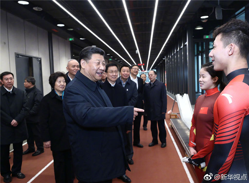 2月1日，中共中央總書記、國家主席、中央軍委主席習(xí)近平在北京看望慰問基層干部群眾，考察北京冬奧會、冬殘奧會籌辦工作。這是1日下午，習(xí)近平在國家冬季運動訓(xùn)練中心勉勵正在訓(xùn)練備戰(zhàn)的運動員、教練員。新華社記者 鞠鵬 攝