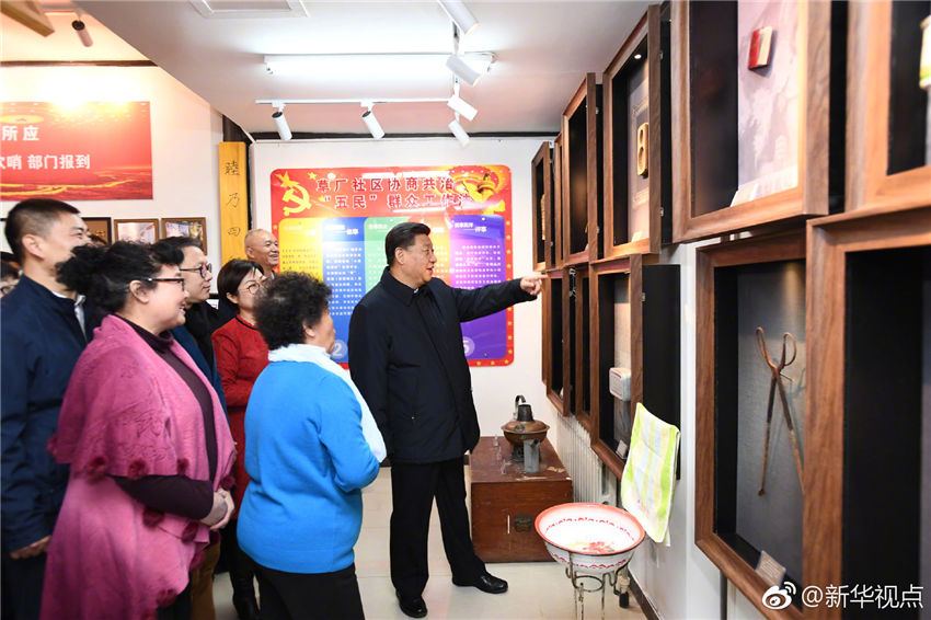 2月1日，中共中央總書記、國家主席、中央軍委主席習近平在北京看望慰問基層干部群眾，考察北京冬奧會、冬殘奧會籌辦工作。這是1日上午，習近平在前門東區(qū)草廠四條“小院議事廳”同正在議事的居民親切交談。新華社記者 謝環(huán)馳 攝