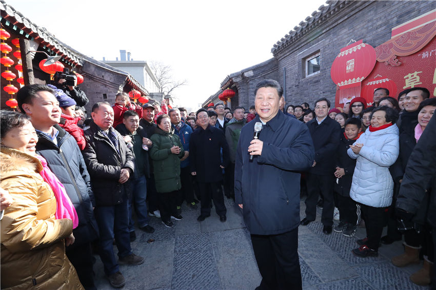 2月1日，中共中央總書記、國家主席、中央軍委主席習(xí)近平在北京看望慰問基層干部群眾，考察北京冬奧會、冬殘奧會籌辦工作。這是1日上午，習(xí)近平在前門東區(qū)草廠四條胡同給大家拜年，並向全國各族人民致以新春祝福。新華社記者 鞠鵬 攝