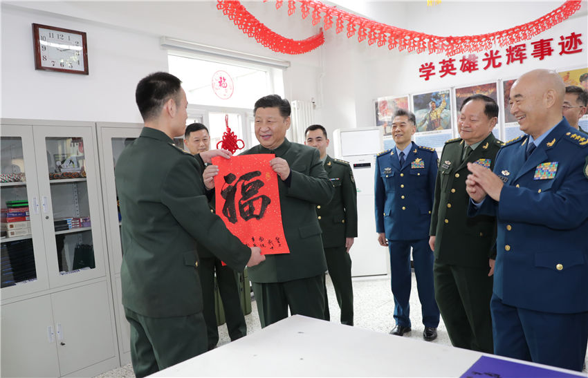 新春佳節(jié)即將到來之際，中共中央總書記、國家主席、中央軍委主席習(xí)近平2月2日專程來到北京衛(wèi)戍區(qū)，深入基層班排，察看執(zhí)勤哨位，親切慰問部隊(duì)官兵，代表黨中央和中央軍委，向全體人民解放軍指戰(zhàn)員、武警部隊(duì)官兵、民兵預(yù)備役人員致以誠摯問候和新春祝福。這是北京衛(wèi)戍區(qū)支援保障大隊(duì)警衛(wèi)勤務(wù)一中隊(duì)?wèi)?zhàn)士現(xiàn)場書寫“?！弊志此土?xí)主席，表達(dá)官兵對習(xí)主席的新春祝福。新華社記者 李剛 攝