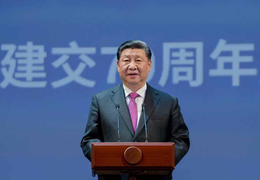 6月5日，國家主席習近平和俄羅斯總統(tǒng)普京在莫斯科大劇院共同出席中俄建交70周年紀念活動。這是習近平發(fā)表題為《攜手努力，並肩前行，開創(chuàng)新時代中俄關(guān)系的美好未來》的致辭。 新華社記者 李學仁 攝