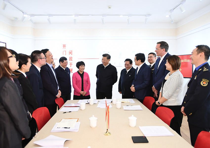 11月2日至3日，中共中央總書(shū)記、國(guó)家主席、中央軍委主席習(xí)近平在上海考察。這是2日下午，習(xí)近平在長(zhǎng)寧區(qū)虹橋街道古北市民中心，同正在參加立法意見(jiàn)征詢(xún)的社區(qū)居民代表親切交流。 新華社記者 謝環(huán)馳 攝