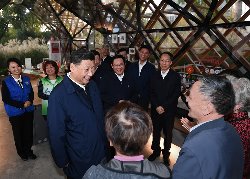 11月2日至3日，中共中央總書記、國家主席、中央軍委主席習近平在上?？疾?。這是2日下午，習近平在楊浦區(qū)濱江公共空間楊樹浦水廠濱江段人人屋黨群服務站，同服務站工作人員和居民交談，了解基層黨建和公共服務情況。 新華社記者 謝環(huán)馳 攝