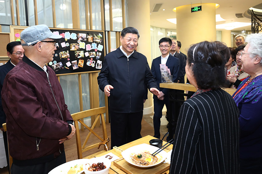11月2日至3日，中共中央總書記、國家主席、中央軍委主席習近平在上?？疾臁＿@是2日下午，習近平在長寧區(qū)虹橋街道古北市民中心老年助餐點，同正在用餐的居民熱情交談。 新華社記者 鞠鵬 攝