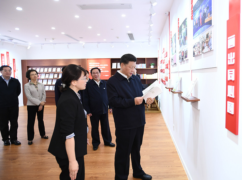 11月2日至3日，中共中央總書記、國(guó)家主席、中央軍委主席習(xí)近平在上?？疾?。這是2日下午，習(xí)近平在長(zhǎng)寧區(qū)虹橋街道古北市民中心考察，了解社區(qū)開通社情民意直通車、服務(wù)基層群眾參與立法工作等情況。 新華社記者 謝環(huán)馳 攝