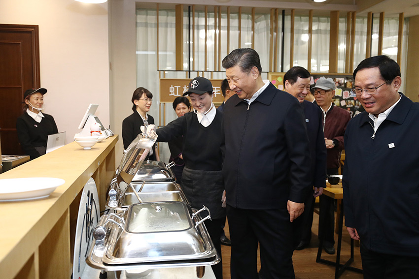 11月2日至3日，中共中央總書(shū)記、國(guó)家主席、中央軍委主席習(xí)近平在上海考察。這是2日下午，習(xí)近平在長(zhǎng)寧區(qū)虹橋街道古北市民中心老年助餐點(diǎn)考察，了解社區(qū)養(yǎng)老等便民服務(wù)情況。 新華社記者 鞠鵬 攝