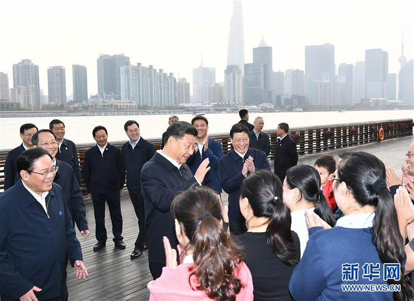 11月2日，中共中央總書記、國家主席、中央軍委主席習(xí)近平在上海市考察調(diào)研。這是習(xí)近平在楊浦區(qū)濱江公共空間楊樹浦水廠濱江段同當(dāng)?shù)鼐用裼H切交談。 新華社記者 謝環(huán)馳 攝