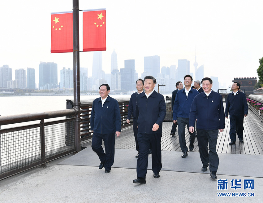 11月2日，中共中央總書記、國家主席、中央軍委主席習近平在上海市考察。這是習近平來到楊浦濱江公共空間楊樹浦水廠濱江段，沿濱江棧橋察看黃浦江兩岸風貌。 新華社記者 謝環(huán)馳 攝