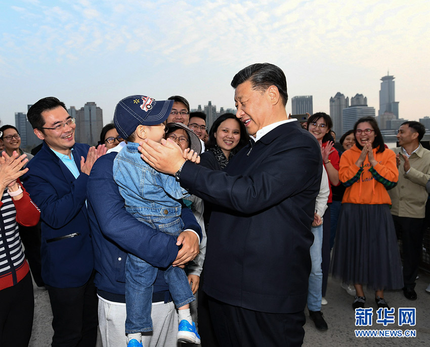 11月2日，中共中央總書記、國家主席、中央軍委主席習(xí)近平在上海市考察。這是習(xí)近平來到楊浦濱江公共空間楊樹浦水廠濱江段，同正在這裡休閑健身的群眾親切交談。 新華社記者 謝環(huán)馳 攝