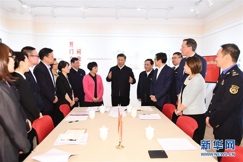 11月2日，中共中央總書記、國家主席、中央軍委主席習(xí)近平在上海市考察調(diào)研。這是習(xí)近平在長寧區(qū)虹橋街道古北市民中心實地考察，了解社區(qū)治理與服務(wù)情況。 新華社記者 謝環(huán)馳 攝