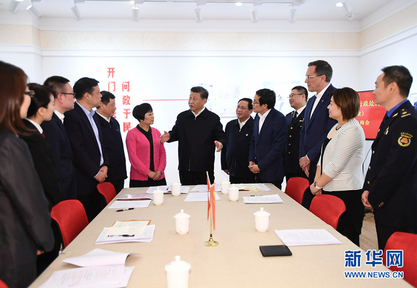 11月2日，中共中央總書記、國家主席、中央軍委主席習(xí)近平在上海市考察。這是習(xí)近平在長寧區(qū)虹橋街道古北市民中心，同參加法律草案意見建議征詢會(huì)的中外居民親切交談，詳細(xì)詢問法律草案的意見征集工作情況。 新華社記者 謝環(huán)馳 攝