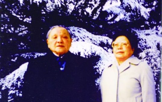 1990年，鄧小平和夫人卓琳在上海