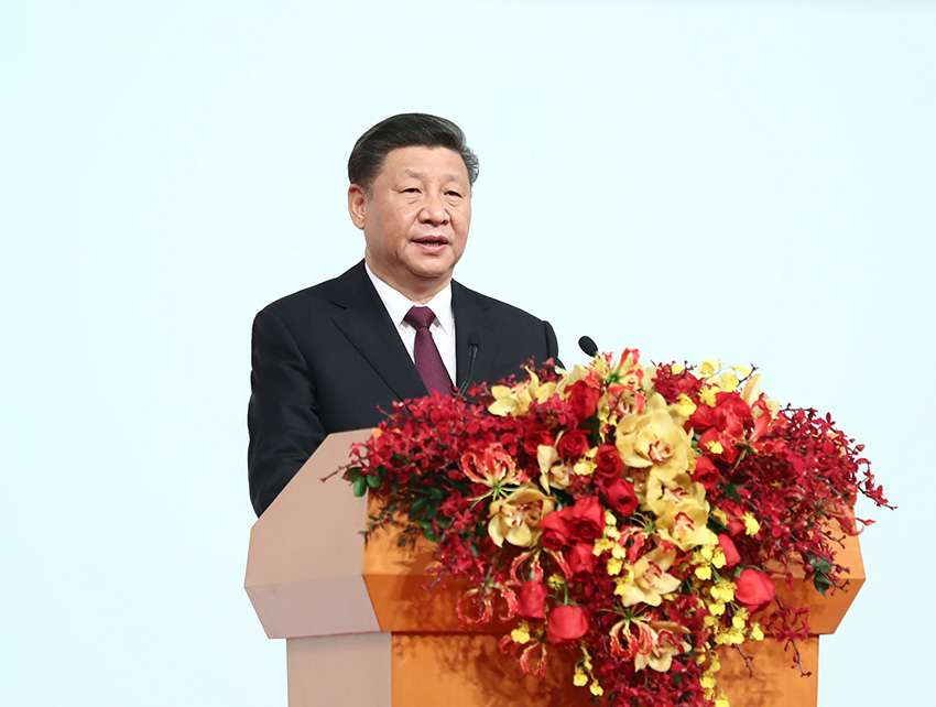 12月20日，慶祝澳門回歸祖國20周年大會暨澳門特別行政區(qū)第五屆政府就職典禮在澳門東亞運(yùn)動會體育館隆重舉行。中共中央總書記、國家主席、中央軍委主席習(xí)近平出席並發(fā)表重要講話。 新華社記者 鞠鵬 攝