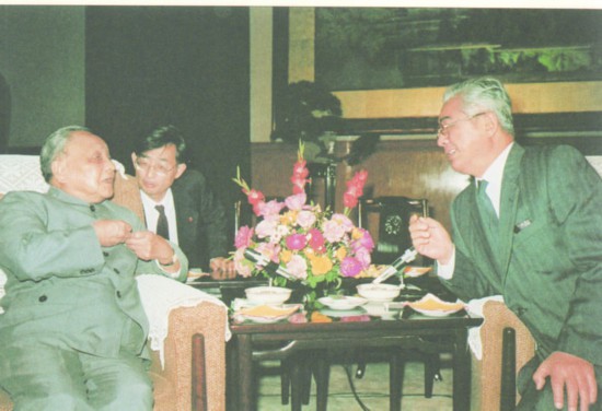 1988年，鄧小平與榮毅仁在一起