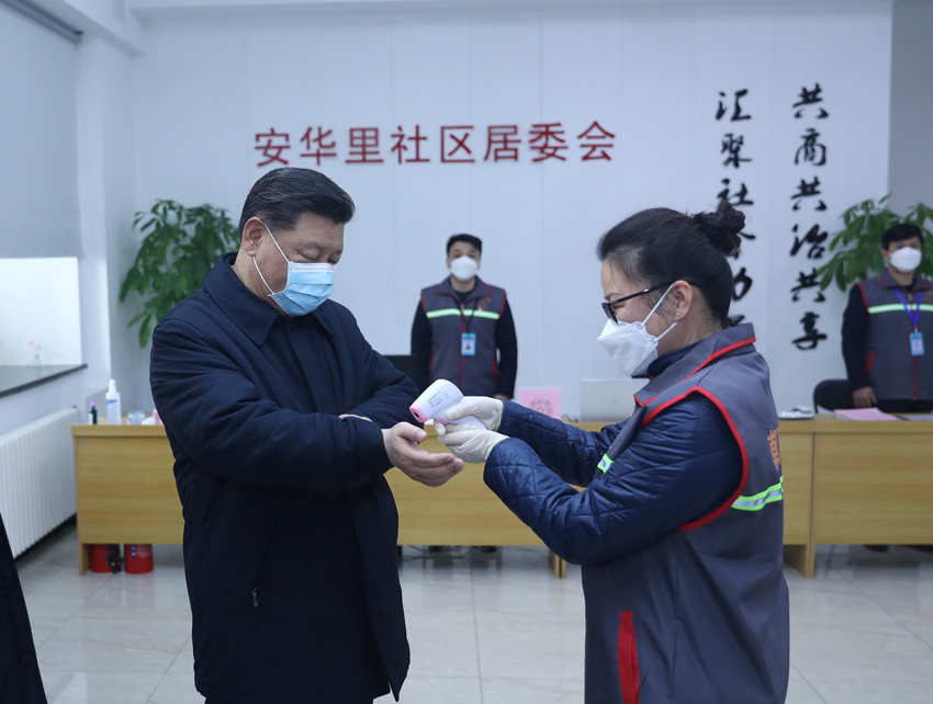 2月10日，中共中央總書記、國家主席、中央軍委主席習(xí)近平在北京調(diào)研指導(dǎo)新冠肺炎疫情防控工作。這是習(xí)近平來到朝陽區(qū)安貞街道安華裡社區(qū)，了解基層一線疫情聯(lián)防聯(lián)控情況。 新華社記者 鞠鵬 攝