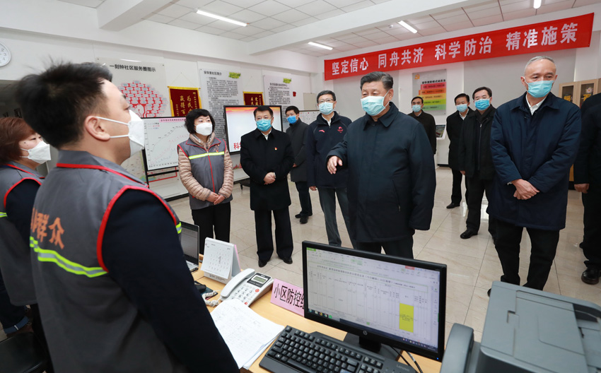 2月10日，中共中央總書記、國(guó)家主席、中央軍委主席習(xí)近平在北京調(diào)研指導(dǎo)新冠肺炎疫情防控工作。這是習(xí)近平在朝陽(yáng)區(qū)安貞街道安華裡社區(qū)，了解基層一線疫情聯(lián)防聯(lián)控情況。 新華社記者 龐興雷 攝