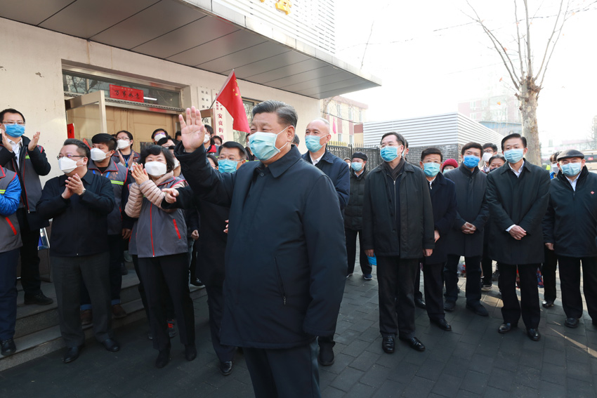 2月10日，中共中央總書記、國家主席、中央軍委主席習(xí)近平在北京調(diào)研指導(dǎo)新冠肺炎疫情防控工作。這是習(xí)近平在朝陽區(qū)安貞街道安華裡社區(qū)，了解基層一線疫情聯(lián)防聯(lián)控情況。 新華社記者 龐興雷 攝