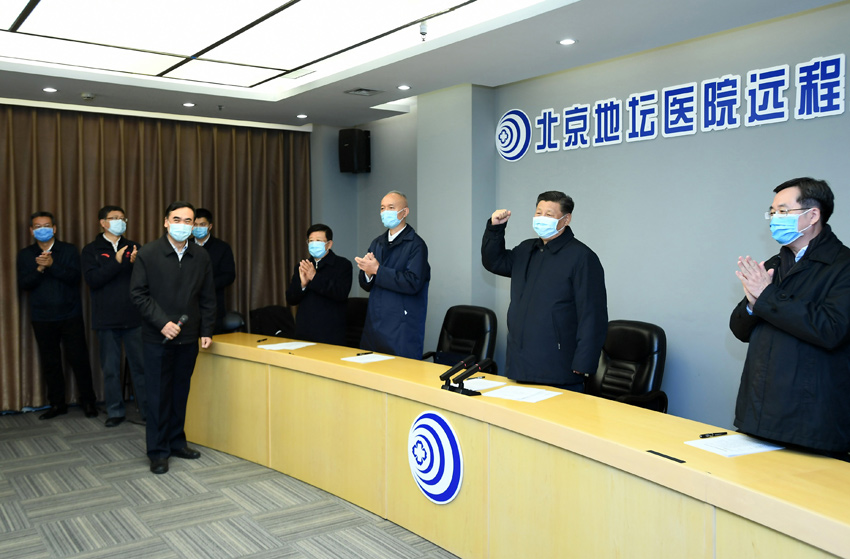 2月10日，中共中央總書記、國家主席、中央軍委主席習(xí)近平在北京調(diào)研指導(dǎo)新冠肺炎疫情防控工作。這是習(xí)近平在首都醫(yī)科大學(xué)附屬北京地壇醫(yī)院遠(yuǎn)程診療中心，通過視頻連線武漢市收治新冠肺炎患者的金銀潭醫(yī)院、協(xié)和醫(yī)院、火神山醫(yī)院，了解情況、聽取意見和建議，慰問一線醫(yī)務(wù)工作者。 新華社記者 謝環(huán)馳 攝