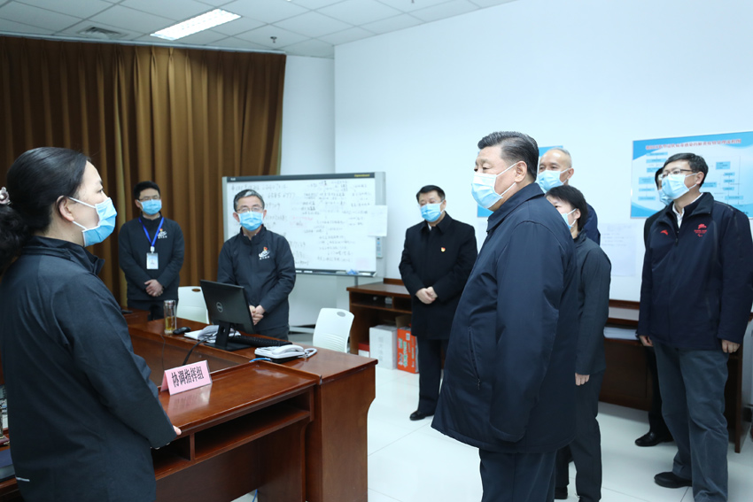 2月10日，中共中央總書記、國家主席、中央軍委主席習(xí)近平在北京調(diào)研指導(dǎo)新冠肺炎疫情防控工作。這是習(xí)近平在朝陽區(qū)疾病預(yù)防控制中心調(diào)研，聽取朝陽區(qū)疫情防控工作情況介紹。 新華社記者 鞠鵬 攝