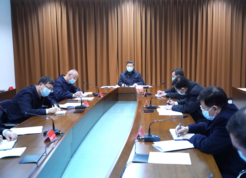 2月10日，中共中央總書記、國家主席、中央軍委主席習(xí)近平在北京調(diào)研指導(dǎo)新冠肺炎疫情防控工作。這是在朝陽區(qū)疾控中心會議室，習(xí)近平主持召開會議，聽取北京市疫情防控工作情況匯報並發(fā)表重要講話。 新華社記者 鞠鵬 攝