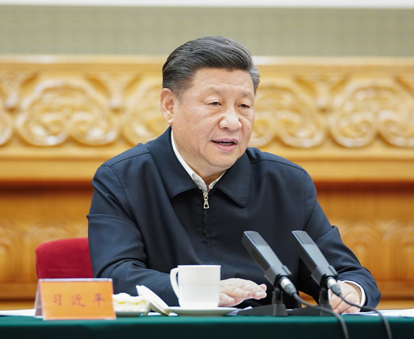2月23日，統(tǒng)籌推進(jìn)新冠肺炎疫情防控和經(jīng)濟(jì)社會(huì)發(fā)展工作部署會(huì)議在北京召開。中共中央總書記、國(guó)家主席、中央軍委主席習(xí)近平出席會(huì)議並發(fā)表重要講話。 新華社記者 鞠鵬 攝