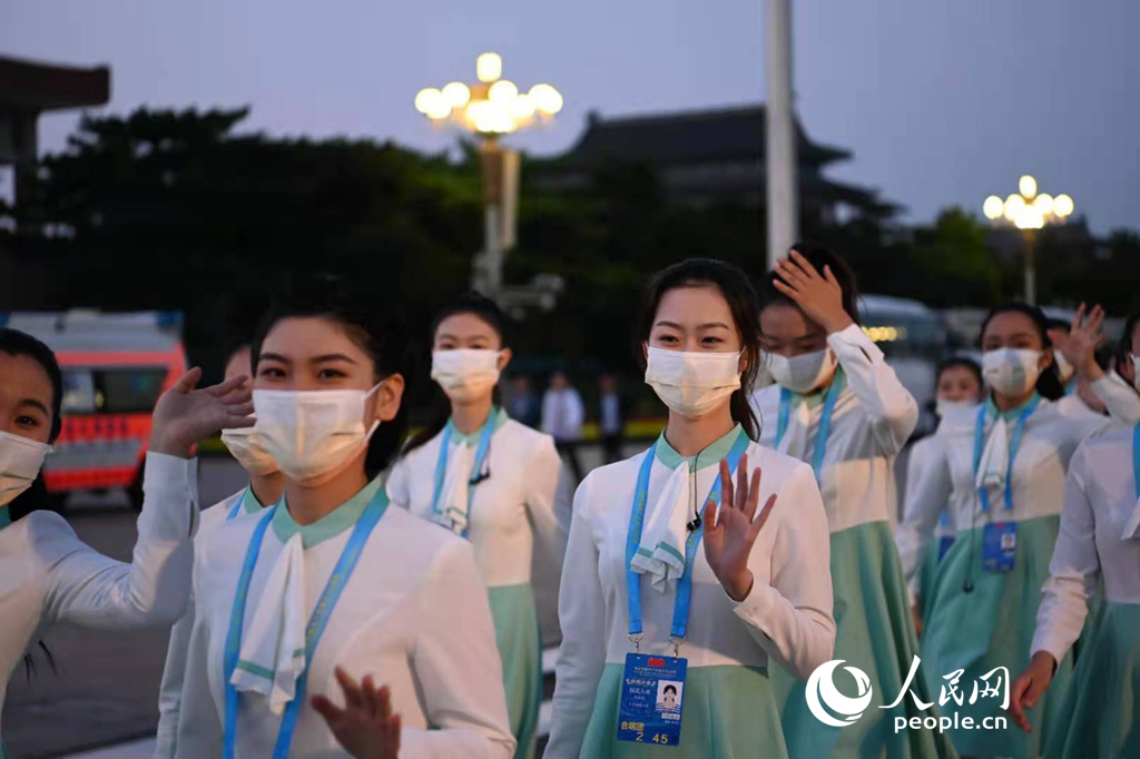 參加合唱的群眾陸續(xù)進(jìn)場【2】
