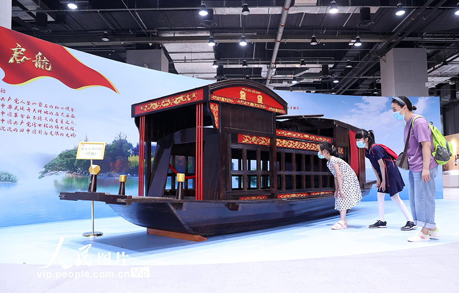 “科創(chuàng)百年——建黨100周年科技成就科普展”展出