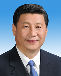 習近平漢族，1953年6月生，陜西富平人，1969年1月參加工作，1974年1月加入中國共產(chǎn)黨，清華大學人文社會學院馬克思主義理論與思想政治教育專業(yè)畢業(yè)，在職研究生學歷，法學博士學位。現(xiàn)任中國共產(chǎn)黨中央委員會總書記，中共中央軍事委員會主席，中華人民共和國主席，中華人民共和國中央軍事委員會主席。