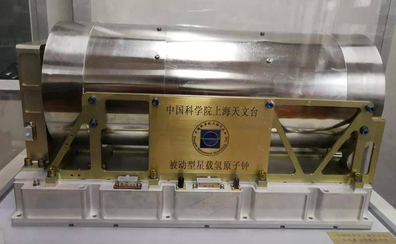 中國的北斗 世界的北斗2020年7月31日，北斗三號全球衛(wèi)星導航系統(tǒng)建成暨開通儀式在北京舉行。習近平總書記出席儀式，宣布北斗三號全球衛(wèi)星導航系統(tǒng)正式開通。這標志著我國建成了獨立自主、開放兼容的全球衛(wèi)星導航系統(tǒng)，中國北斗從此走向了服務全球、造福人類的時代舞臺。