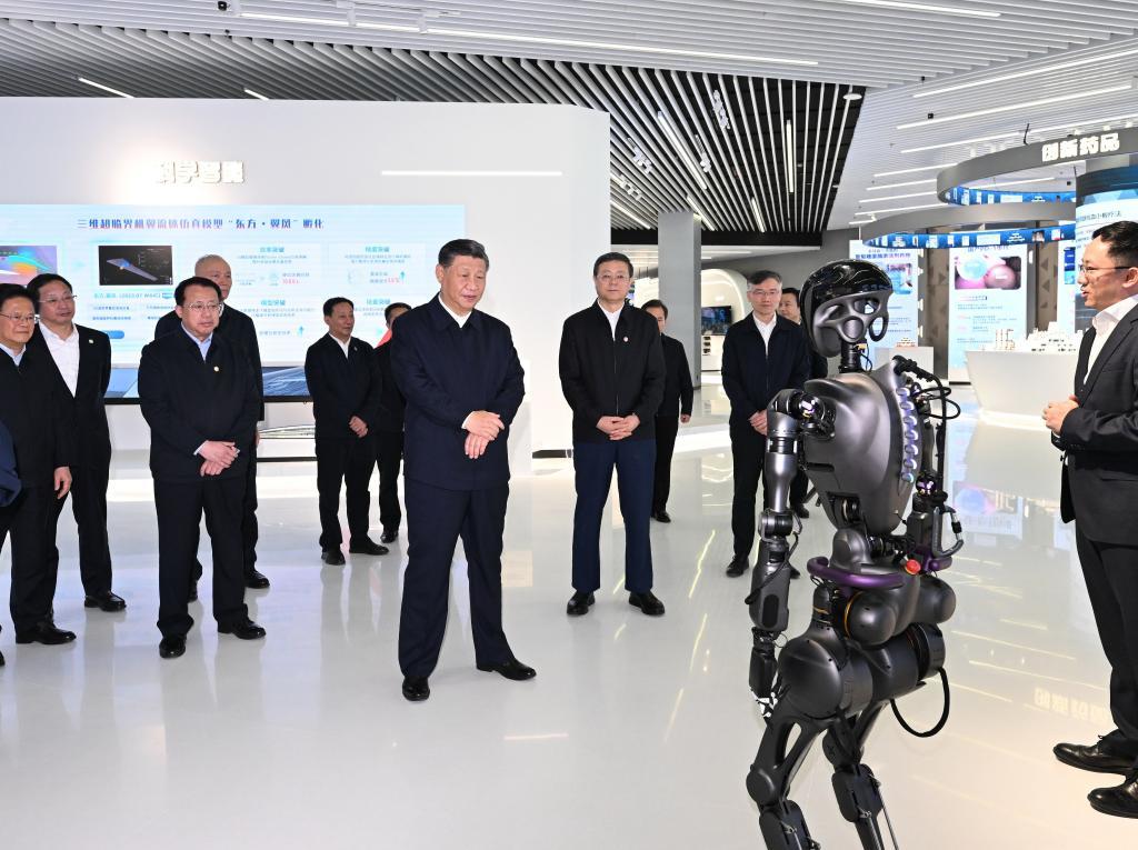 2023年11月28日下午，習(xí)近平在浦東新區(qū)張江科學(xué)城參觀上海科技創(chuàng)新成果展。新華社記者 謝環(huán)馳 攝