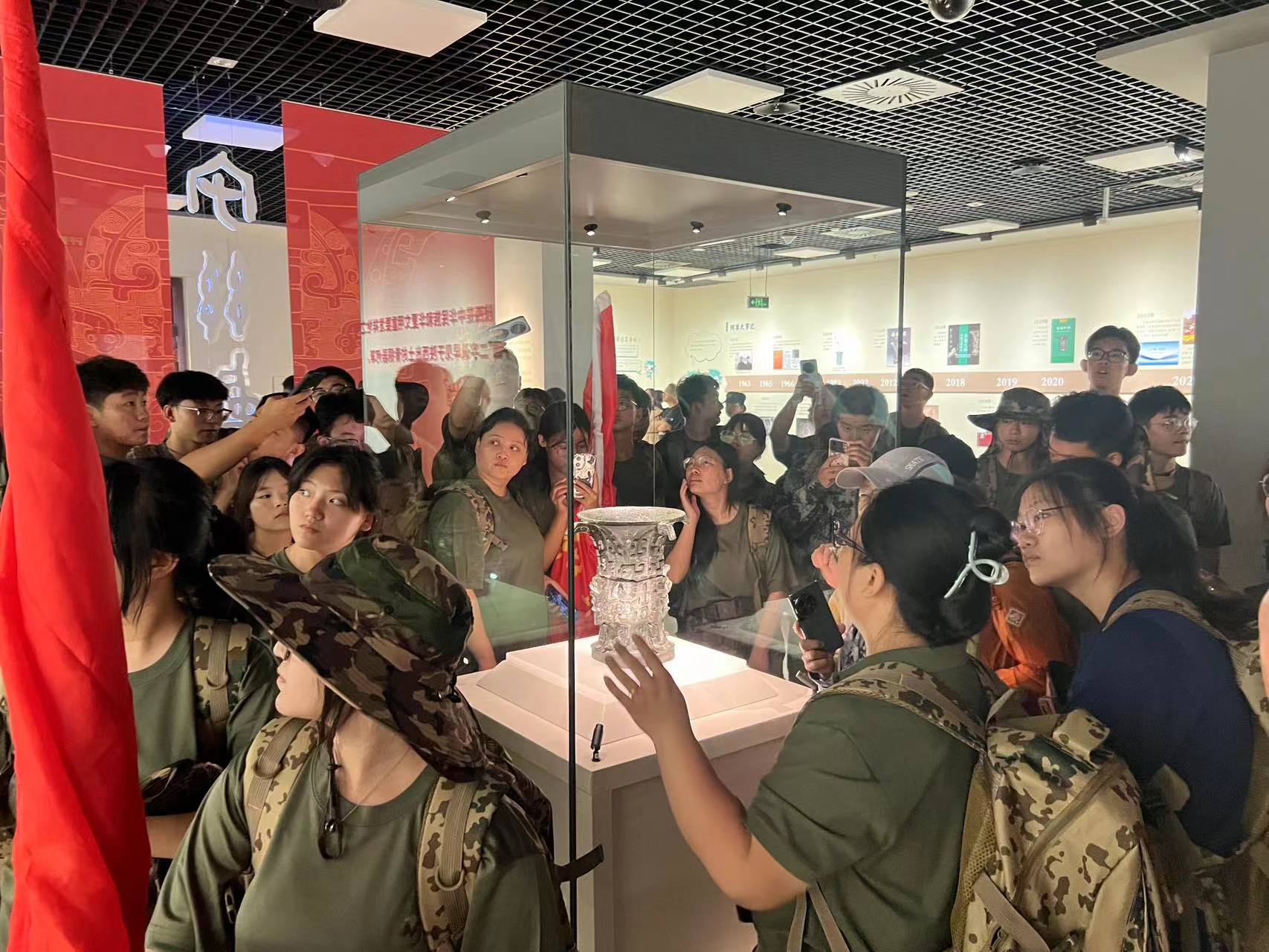 明星文物“何尊”吸引了大量游客參觀。寶雞青銅器博物院供圖