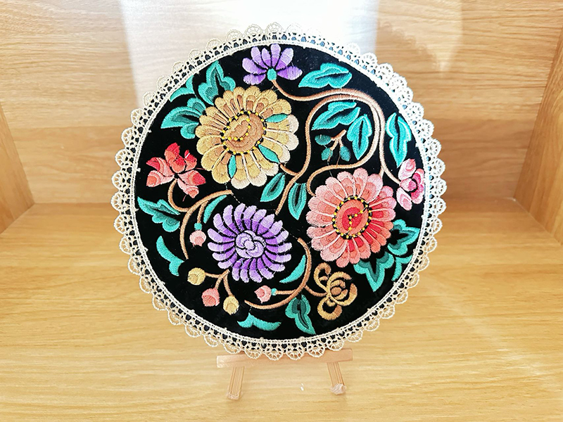 烏水吐汗·克爾曼的刺繡作品。人民網(wǎng)記者 楊睿攝