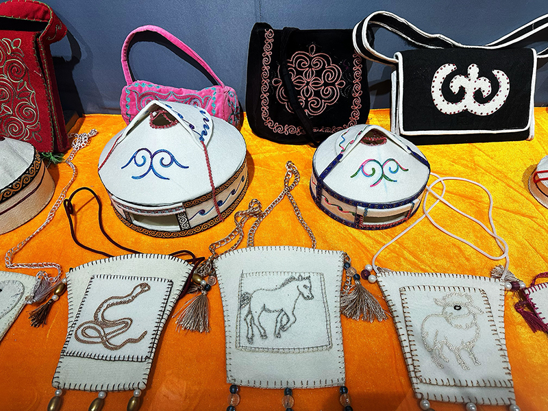 柯爾克孜族刺繡。人民網(wǎng)記者 楊睿攝