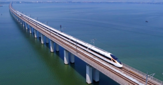 復興道路上的亮麗名片2024年6月24日，在全國科技大會、國家科學技術(shù)獎勵大會、兩院院士大會上，“復興號”高速列車項目榮獲2023年度國家科學技術(shù)進步獎特等獎。“高鐵技術(shù)樹起國際標桿”！習近平總書記出席大會并發(fā)表重要講話，深情點贊中國高鐵，并親自為“復興號”高速列車項目完成人代表頒發(fā)證書。