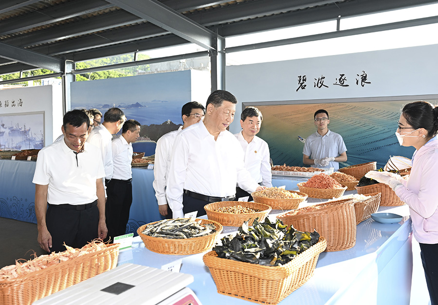 2024年10月15日至16日，中共中央總書記、國家主席、中央軍委主席習近平在福建考察。這是15日下午，習近平在漳州市東山縣陳城鎮(zhèn)澳角村考察時，了解海鮮干貨和漁獲產(chǎn)品交易情況。新華社記者 謝環(huán)馳攝