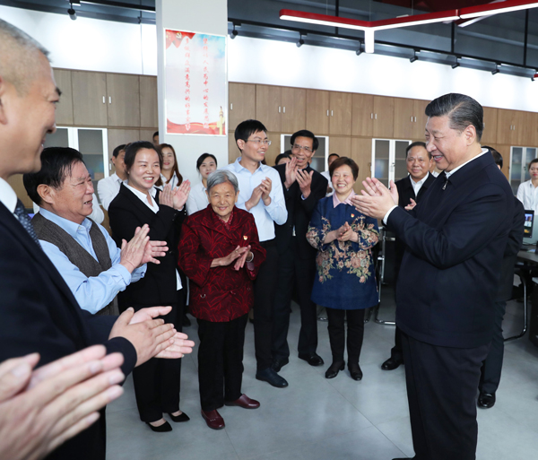 2018年4月24日至28日，中共中央總書記、國家主席、中央軍委主席習近平在湖北考察。這是26日上午，習近平在武漢市青山區(qū)工人村街青和居社區(qū)考察棚戶區(qū)項目建設(shè)和居民生活情況。新華社記者 謝環(huán)馳 攝