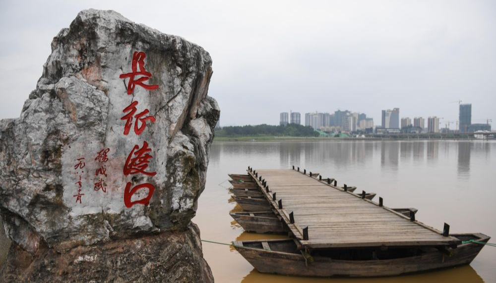 走好新時(shí)代的長(zhǎng)征路 弘揚(yáng)偉大長(zhǎng)征精神1934年10月至1936年10月，我們黨領(lǐng)導(dǎo)紅軍，以非凡的智慧和大無(wú)畏的英雄氣概，戰(zhàn)勝千難萬(wàn)險(xiǎn)，付出巨大犧牲，勝利完成震撼世界、彪炳史冊(cè)的長(zhǎng)征。習(xí)近平總書記指出，長(zhǎng)征這一人類歷史上的偉大壯舉，留給我們最可寶貴的精神財(cái)富，就是中國(guó)共產(chǎn)黨人和紅軍將士用生命和熱血鑄就的偉大長(zhǎng)征精神。