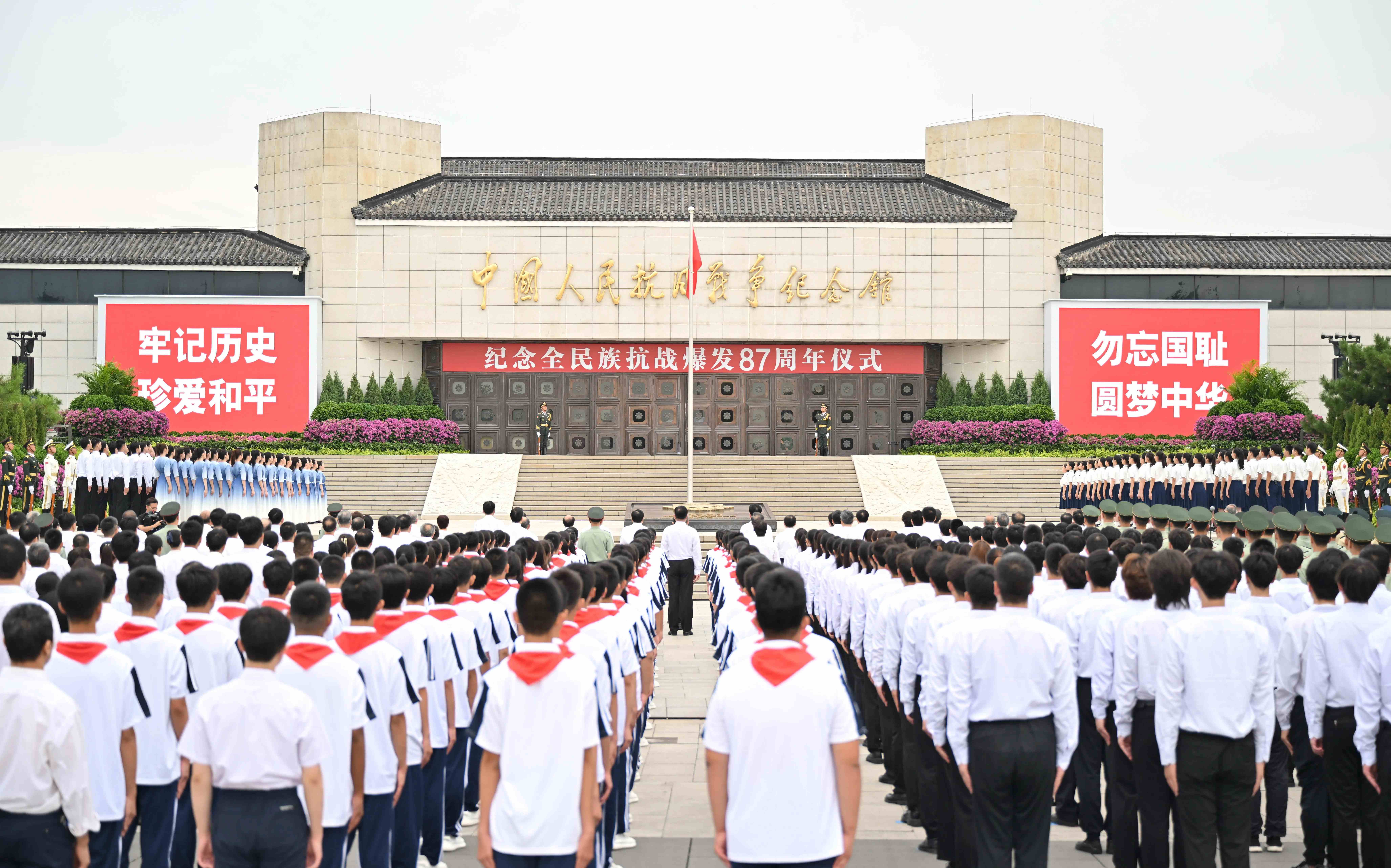 偉大抗戰(zhàn)精神：中國(guó)人民彌足珍貴的精神財(cái)富中國(guó)人民經(jīng)過(guò)14年不屈不撓的浴血奮戰(zhàn)，打敗了窮兇極惡的日本軍國(guó)主義侵略者，取得中國(guó)人民抗日戰(zhàn)爭(zhēng)的偉大勝利。習(xí)近平總書記多次強(qiáng)調(diào)弘揚(yáng)偉大抗戰(zhàn)精神，崇尚英雄、緬懷先烈，堅(jiān)定不移走和平發(fā)展道路。建功偉大時(shí)代，仍須傳承和弘揚(yáng)偉大抗戰(zhàn)精神。