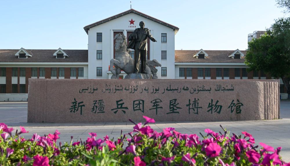 70年來(lái)，兵團(tuán)人作出不可磨滅的歷史貢獻(xiàn)兵團(tuán)充分發(fā)揚(yáng)“熱愛(ài)祖國(guó)、無(wú)私奉獻(xiàn)、艱苦創(chuàng)業(yè)、開(kāi)拓進(jìn)取”的兵團(tuán)精神，為推動(dòng)新疆發(fā)展、增進(jìn)民族團(tuán)結(jié)、維護(hù)社會(huì)穩(wěn)定、鞏固國(guó)家邊防作出了不可磨滅的歷史貢獻(xiàn)。習(xí)近平總書記強(qiáng)調(diào)：兵團(tuán)的戰(zhàn)略地位不可替代。希望大家發(fā)揚(yáng)兵團(tuán)精神，繼續(xù)努力、深化改革、腳踏實(shí)地、再接再厲，把兵團(tuán)建設(shè)得更強(qiáng)大更繁榮。
