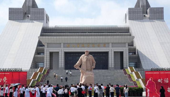 大力弘揚(yáng)大慶精神、鐵人精神大慶油田的開(kāi)發(fā)建設(shè)，創(chuàng)造了令世人矚目的輝煌業(yè)績(jī)，挺起了民族工業(yè)的脊梁，大長(zhǎng)了中國(guó)人的志氣！習(xí)近平總書記指出，大慶油田的卓越貢獻(xiàn)已經(jīng)鐫刻在偉大祖國(guó)的歷史豐碑上，大慶精神、鐵人精神已經(jīng)成為中華民族偉大精神的重要組成部分。