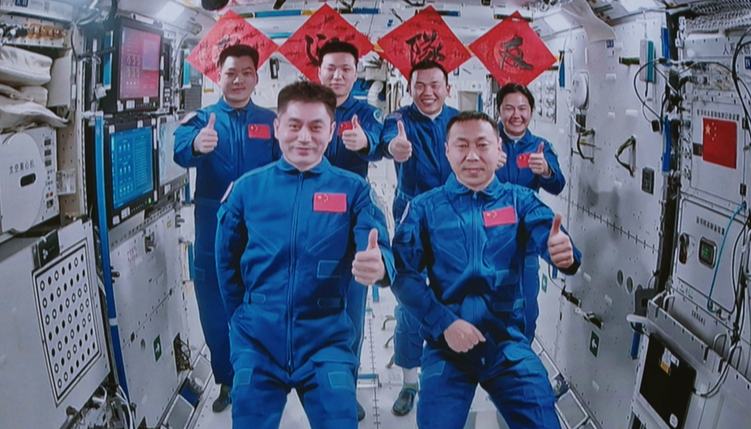 逐夢(mèng)太空 接續(xù)奮斗2024年10月30日，神舟十九號(hào)載人飛船發(fā)射成功，6名航天員在中國(guó)空間站再度“會(huì)師”。習(xí)近平總書記指出，“建設(shè)航天強(qiáng)國(guó)要靠一代代人接續(xù)奮斗”，強(qiáng)調(diào)大力弘揚(yáng)載人航天精神。21年間，我國(guó)已有24名航天員進(jìn)入太空，載人航天事業(yè)實(shí)現(xiàn)了跨越式發(fā)展，取得了舉世矚目的成就。
