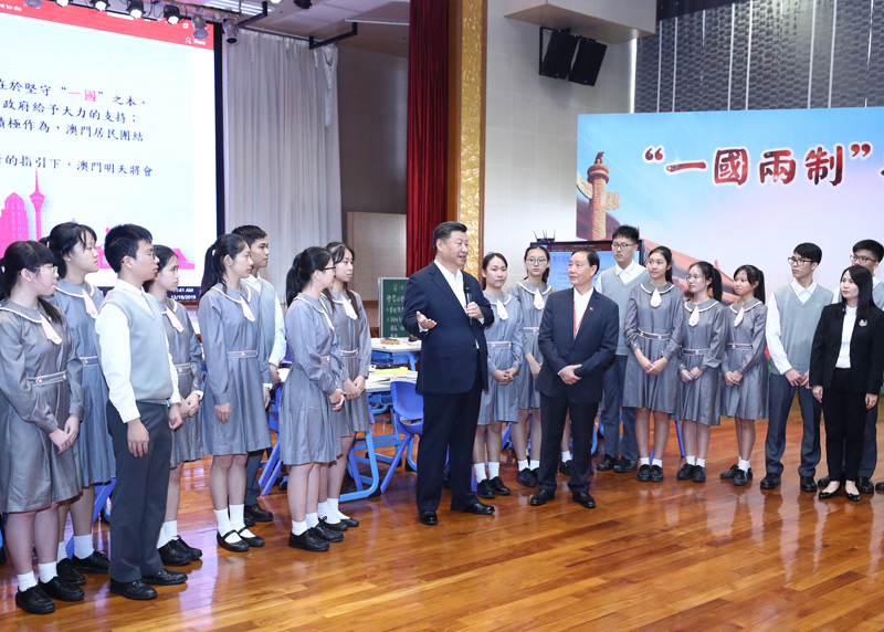 2019年12月19日，國家主席習近平在澳門特別行政區(qū)行政長官崔世安陪同下，來到位于澳門黑沙環(huán)的政府綜合服務(wù)中心和濠江中學附屬英才學校，同澳門市民和師生親切交流。在濠江中學附屬英才學校觀摩以“‘一國兩制’與澳門”為題的中國歷史公開課后，習近平走到學生中間即席發(fā)表重要講話。新華社記者 鞠鵬 攝