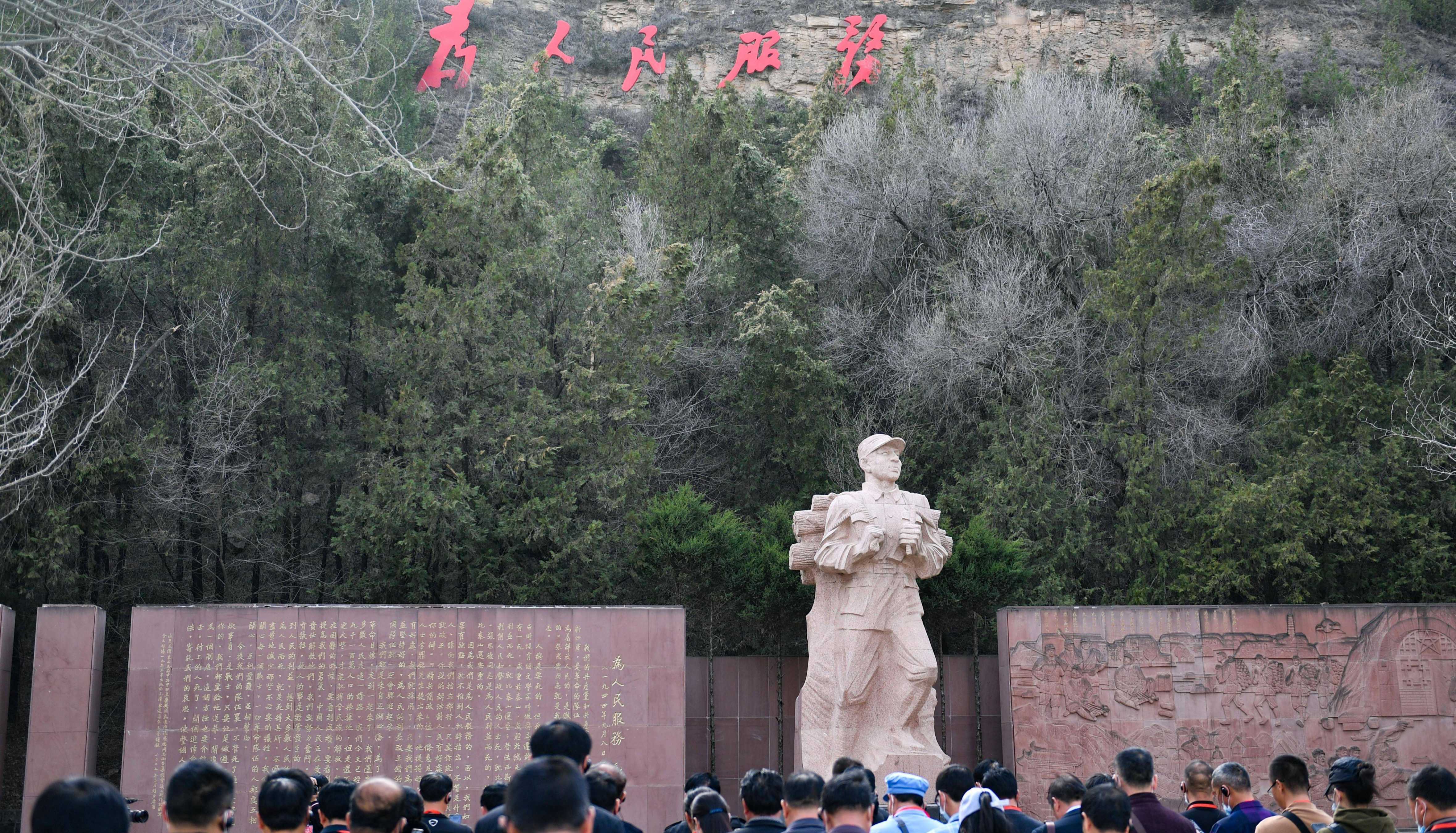 弘揚(yáng)張思德精神 全心全意為人民服務(wù)1944年9月，毛澤東在參加戰(zhàn)士張思德的追悼會(huì)時(shí)，以“為人民服務(wù)”為題發(fā)表了影響深遠(yuǎn)的演講。全心全意為人民服務(wù)是中國(guó)共產(chǎn)黨的根本宗旨。"做什么工作都是為黨工作，都是為了人民的利益”，這是張思德始終不變的信念，也是他一生的生動(dòng)寫照。