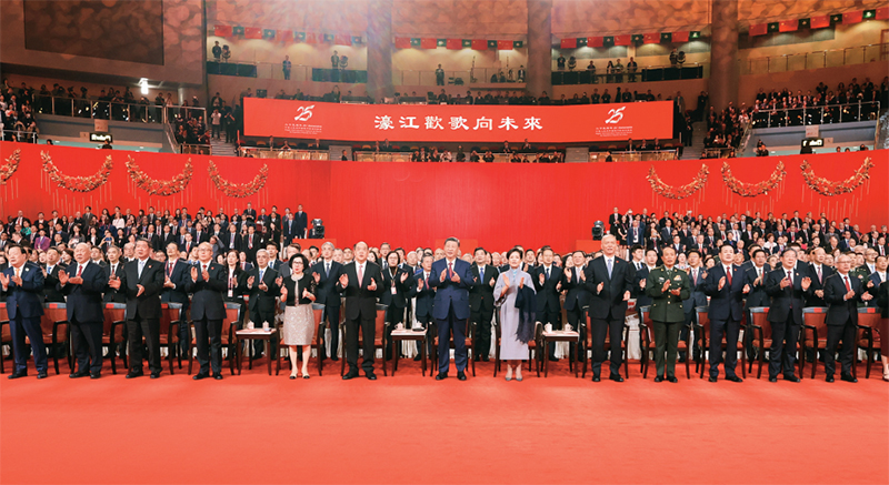 2024年12月19日晚，慶祝澳門(mén)回歸祖國(guó)25周年文藝晚會(huì)在澳門(mén)東亞運(yùn)動(dòng)會(huì)體育館舉行。中共中央總書(shū)記、國(guó)家主席、中央軍委主席習(xí)近平觀(guān)看演出。晚會(huì)最后，習(xí)近平同全場(chǎng)觀(guān)眾一起高唱《歌唱祖國(guó)》。 新華社記者 丁林/攝