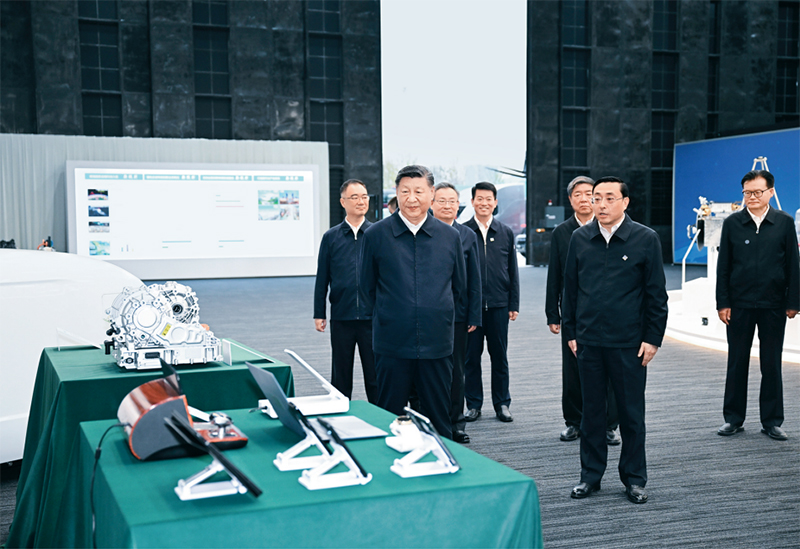 2024年10月17日至18日，中共中央總書(shū)記、國(guó)家主席、中央軍委主席習(xí)近平在安徽考察。這是17日下午，習(xí)近平在合肥濱湖科學(xué)城察看安徽省重大科技創(chuàng)新成果集中展示。 新華社記者 謝環(huán)馳/攝