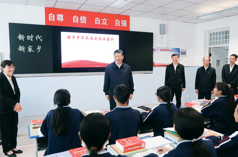 2024年6月18日至19日，中共中央總書(shū)記、國(guó)家主席、中央軍委主席習(xí)近平在青?？疾?。這是18日下午，習(xí)近平在果洛西寧民族中學(xué)高一（1）班觀(guān)摩“新時(shí)代、新家鄉(xiāng)”主題思政課。 新華社記者 鞠鵬/攝