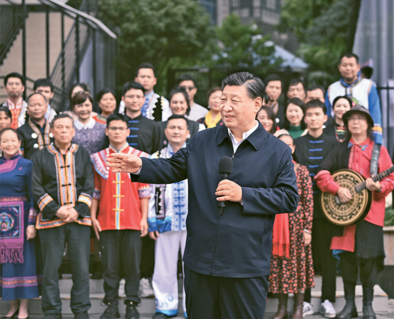 2023年12月14日至15日，中共中央總書(shū)記、國(guó)家主席、中央軍委主席習(xí)近平在廣西考察。這是14日上午，習(xí)近平在南寧市良慶區(qū)蟠龍社區(qū)考察時(shí)，同社區(qū)各族群眾親切交流。 新華社記者 燕雁/攝