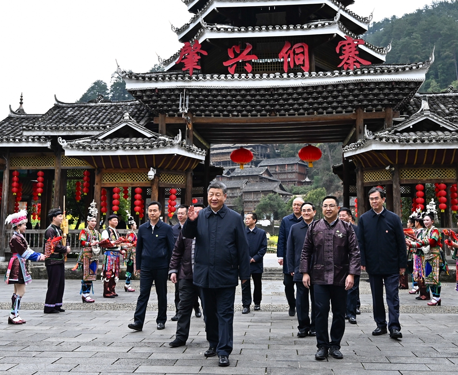 2025年3月17日下午，習近平在黔東南州黎平縣肇興侗寨考察時，在寨門口向身著民族盛裝歡迎的村民揮手致意。新華社記者 燕雁 攝
